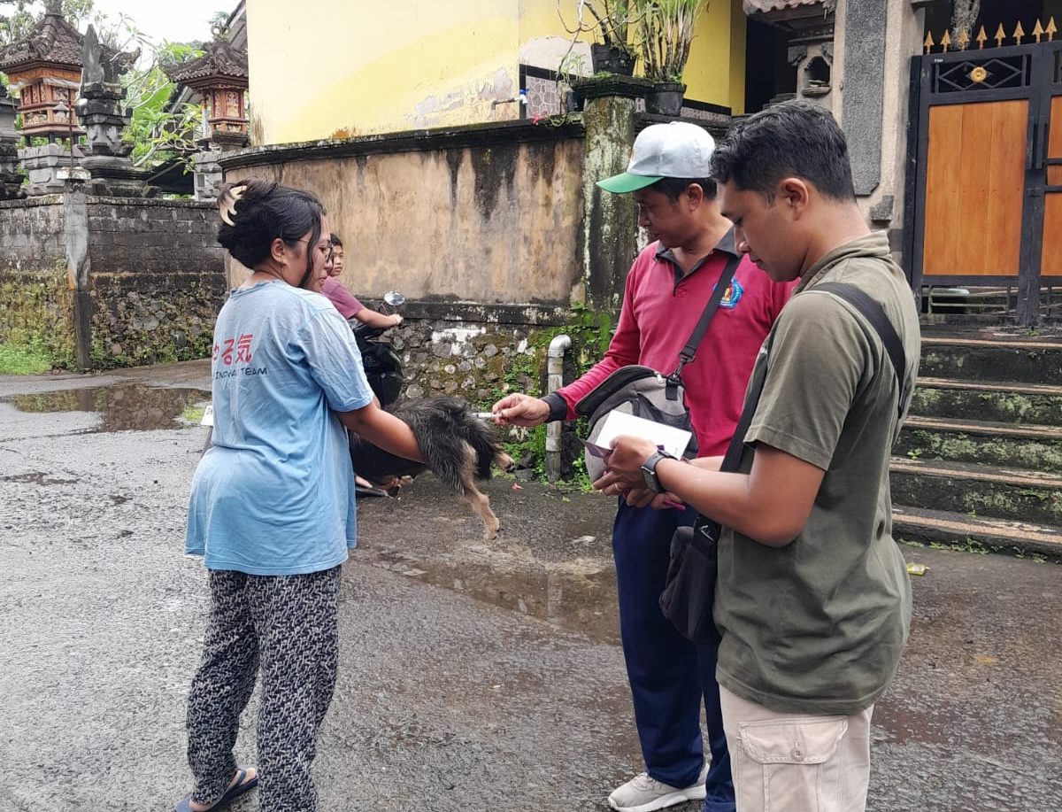 Vaksinasi Rabies Serentak di Desa Tegak