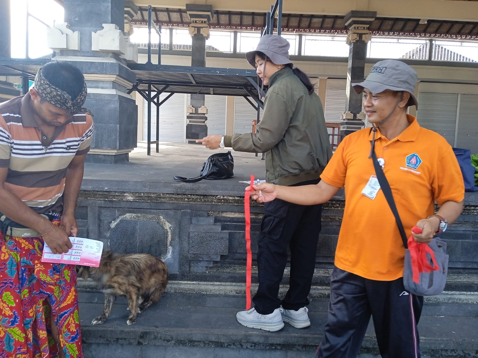 Gencarkan Pencegahan Rabies, Dinas Pertanian Klungkung Vaksinasi Ratusan Hewan Penular Rabies di Desa Takmung