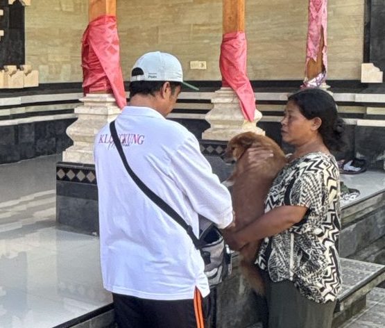 Gencarkan Pencegahan Rabies, Bidang PKH Dinas Pertanian Laksanakan Vaksinasi di Desa Bakas